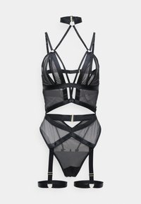 Set di lingerie nera realizzato in morbido mesh trasparente, design con fascette e numerosi dettagli in metallo. Include spalline regolabili e decorazioni con tagli.