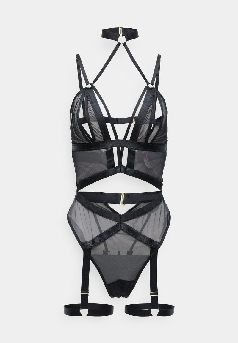 Set di lingerie nera realizzato in morbido mesh trasparente, design con fascette e numerosi dettagli in metallo. Include spalline regolabili e decorazioni con tagli.