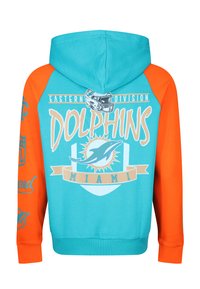 Hoodie med en turkos kropp och orange ärmar. Framsidan har en grafik som inkluderar "DOLPHINS" och en delfindesign. Materialet är en mjuk bomullsblandning.