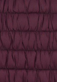 Βουργουνδί ύφασμα puffer με καπιτονέ σχέδιο, που διαθέτει ανυψωμένα τμήματα και ομαλή υφή, κατάλληλο για εξωτερικά ρούχα ή μόνωση.