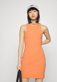 Vestido justo laranja, feito de tecido elástico, com decote alto e design sem mangas. Apresenta um leve detalhe de textura.