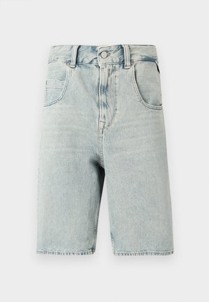 Világoskék farmerrövidnadrág klasszikus ötpocketes kialakítással, gombos záródással és egyenes szabással. Kopott hatású textúra, rojtos szegély részletek.