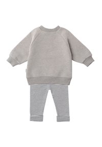 Grauer Baumwollpullover mit Raglanärmeln, kombiniert mit weißen und marineblauen gestreiften Leggings, die elastische Bündchen und einen elastischen Bund haben.