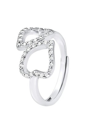 Bague en argent avec deux cœurs entrelacés, incrustée de petites pierres précieuses transparentes, bandeau poli et lisse, au design moderne.