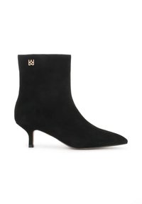 Bota de tobillo de ante negra con puntera afilada y tacón de aguja. Presenta un acento de logo dorado cerca de la parte superior. Textura suave y mate.