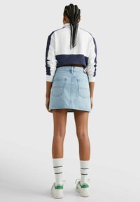 Tommy Jeans IZZIE - Falda acampanada - denim light