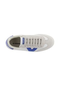 Sneaker bianca con inserti in suede grigio e accenti blu. Presenta punta rotonda, chiusura con lacci e motivi testurizzati sui lati. Brand visibile all'interno.