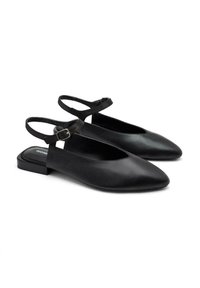 Bailarinas negras sintéticas con tira al tobillo y hebilla, punta afilada y tacón bajo cuadrado. Textura suave y diseño minimalista.