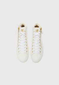 Weiße High-Top-Sneaker aus Leder, mit goldenen Ösen und Reißverschlüssen, weißen Schnürsenkeln und einem weichen Innenfutter.
