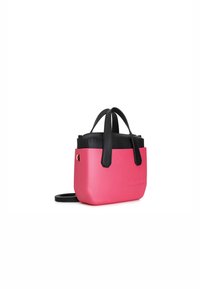 Borsa a spalla rosa e nera con design strutturato, realizzata in materiale testurizzato, dotata di due manici neri e di una tracolla removibile.