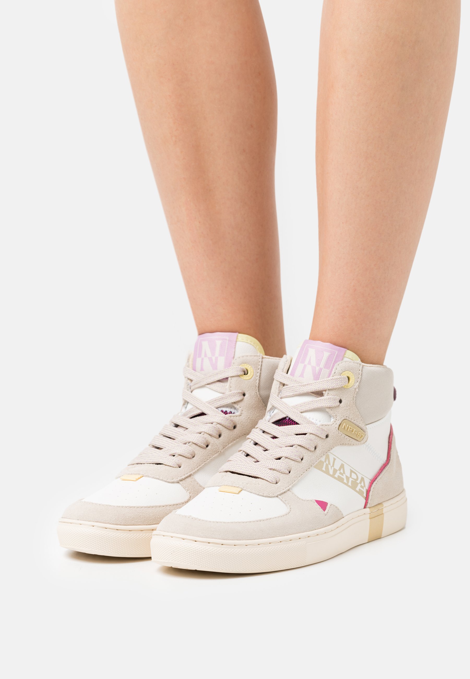 new balance trainers for flat feet