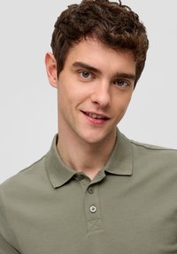 QS MIT KRAGEN - Polo - olivgrün