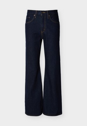 Sötétkék farmernadrág magas derékkal, széles szárú, elülső zsebekkel, gombos és cipzáras záródással.