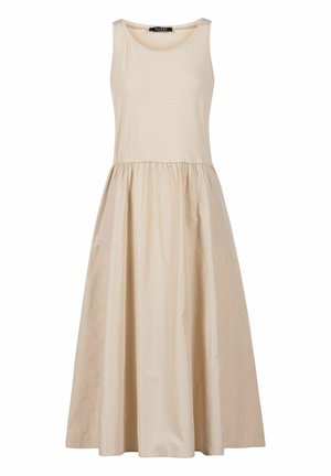 Mouwloze beige midi-jurk met ronde hals en ingestikte taille, gemaakt van een gladde, lichtgewicht stof, ontworpen voor casual of semi-formeel gebruik.