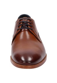 Chaussure habillée en cuir brun avec une finition lisse et brillante. Présente un bout rond, des détails de couture minimaux et des lacets noirs. Semelle en bois plate.