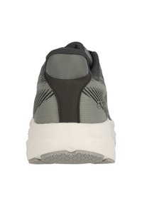 Grauer Sportschuh mit Mesh-Obermaterial, strukturierten Akzenten und einer gepolsterten weißen Sohle. Verfügt über eine solide, dunkelgraue Fersenkappe und ein gemustertes Design.