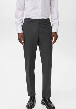 Pantalons de costume gris en tissu lisse, avec une coupe droite, une taille standard avec passants de ceinture et une fermeture à bouton.