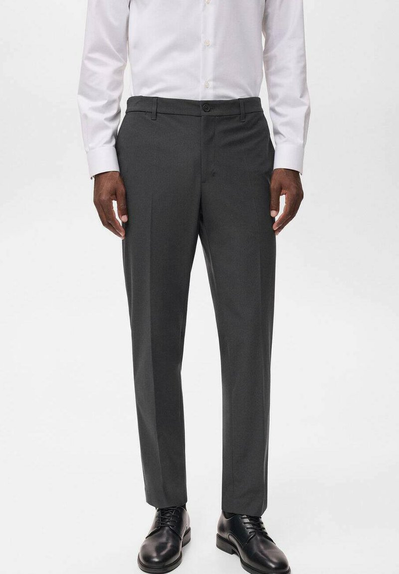 Pantaloni grigi in tessuto liscio, con taglio dritto, vita standard con passanti per la cintura e chiusura a bottone.