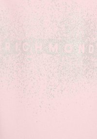 Roze sweatshirt met zilveren glinsterdetails en het woord "RICHMOND" in vetgedrukte, gecentreerde tekst met een vervaagd glinsterpatroon.