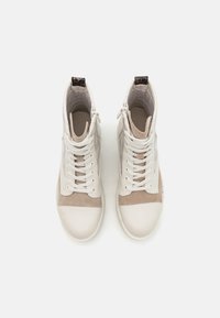 Guess Platåstøvletter - ivory