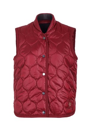 Smanicato trapuntato rosso con collo alto, bottoni a pressione e una texture liscia e lucida. Presenta motivi circolari e un logo in basso a destra.