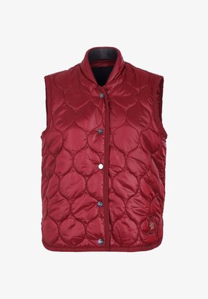 Smanicato trapuntato rosso con collo alto, bottoni a pressione e una texture liscia e lucida. Presenta motivi circolari e un logo in basso a destra.