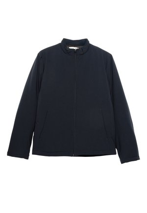 Giacca blu navy con colletto alto, chiusura frontale con zip, due tasche laterali e una texture liscia e opaca. Design minimalista, senza motivi visibili.