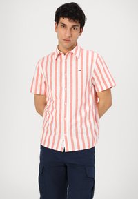 Camicia a maniche corte a righe verticali rosso chiaro e bianche, realizzata in tessuto traspirante, con colletto button-down e dettaglio del logo del marchio.