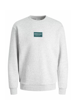 Világosszürke hosszú ujjú pulóver bordázott mandzsettákkal és szegéllyel, középen zöld téglalap alakú logóval, rajta fehér "Jack & Jones" felirattal.