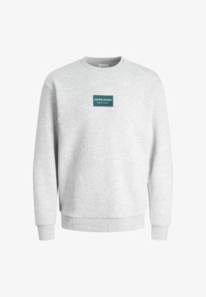 Világosszürke hosszú ujjú pulóver bordázott mandzsettákkal és szegéllyel, középen zöld téglalap alakú logóval, rajta fehér "Jack & Jones" felirattal.