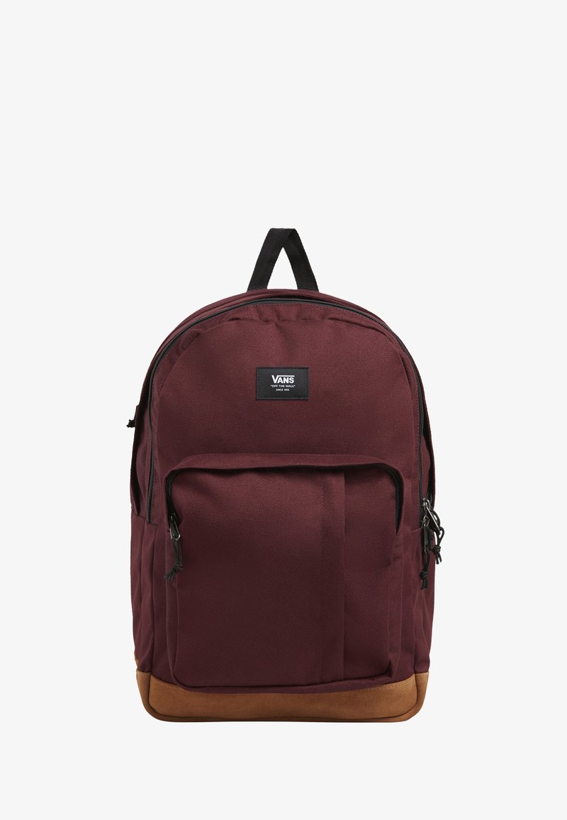 Bordowo-czarny plecak z brązowym dnem, wyposażony w główną komorę zapinaną na zamek, przednią kieszeń oraz czarne akcesoria. Wykonany z trwałego materiału.