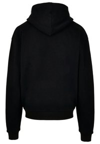 Črna kapuca s sproščenim krojem, teksturirana tkanina, rebraste manšete in rob. Ima preprost dizajn brez sprednjih detajlov.