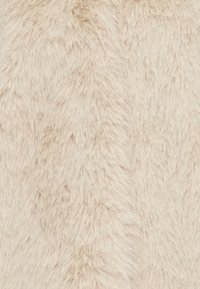 Tessuto in pelliccia sintetica di un beige chiaro, caratterizzato da una texture morbida e soffice con peli di diverse lunghezze. Superficie liscia e continua.
