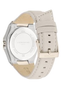 Zilveren roestvrijstalen horloge met een hexagonale case, witte leren band en beige onderkant; beschikt over een reliëf merknaam en een verstelbare gesp.