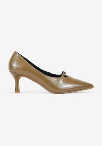 Chaussures à talons hauts en cuir marron avec un bout pointu, dotées d'un talon fin et d'une sangle décorative sur le devant. Texture de surface lisse.