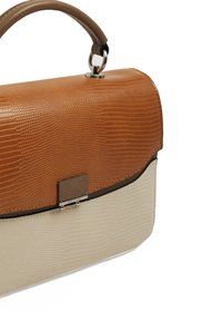 Bolso de mano bicolor en marrón y beige con un patrón texturizado de cocodrilo, un asa corta y un detalle de cierre en tono plateado en la parte delantera.