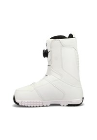 Weiße Snowboardstiefel mit strukturiertem Design, schwarzen Akzenten, einem Schnürrsystem und einer robusten schwarz-weißen Sohle.