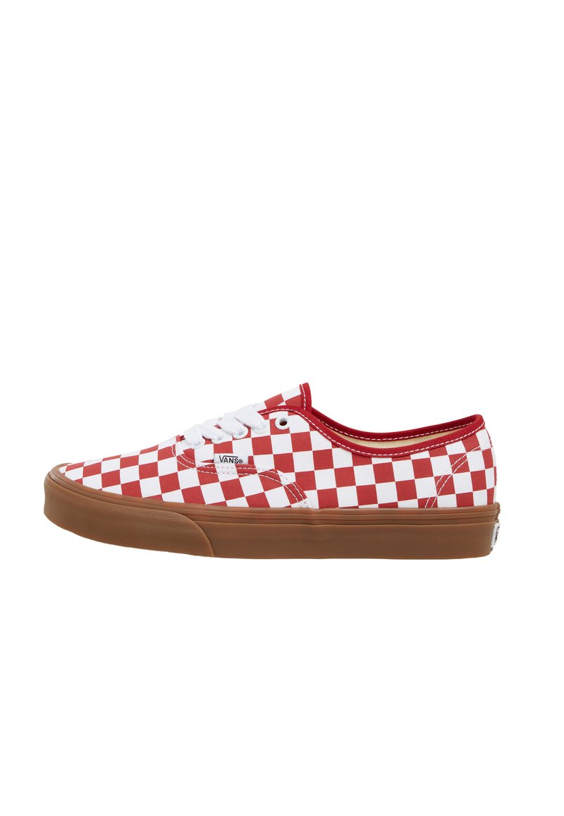 Baskets en toile à carreaux rouges et blancs avec des lacets blancs, semelle en caoutchouc brun et coutures renforcées, présentant un logo sur le côté.