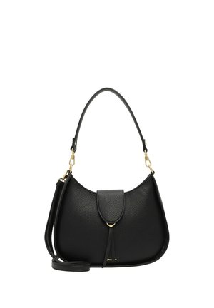Schwarze Lederschultertasche mit geschwungener Form, Klappverschluss und abnehmbarem langem Riemen vor weißem Hintergrund.