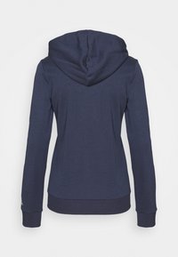 Mörkblå hoodie med en mjuk textur, försett med dragsko vid huvan, långa ärmar och ribbad mudd vid ärmar och nederkant. Baksidan visar en slät design.