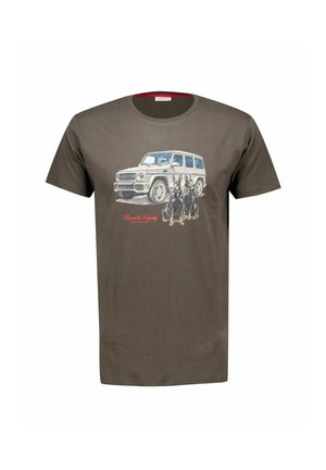 T-shirt marron avec impression d'un SUV blanc et deux chiens Doberman assis, texte rouge en dessous indiquant "Power & Loyalty."