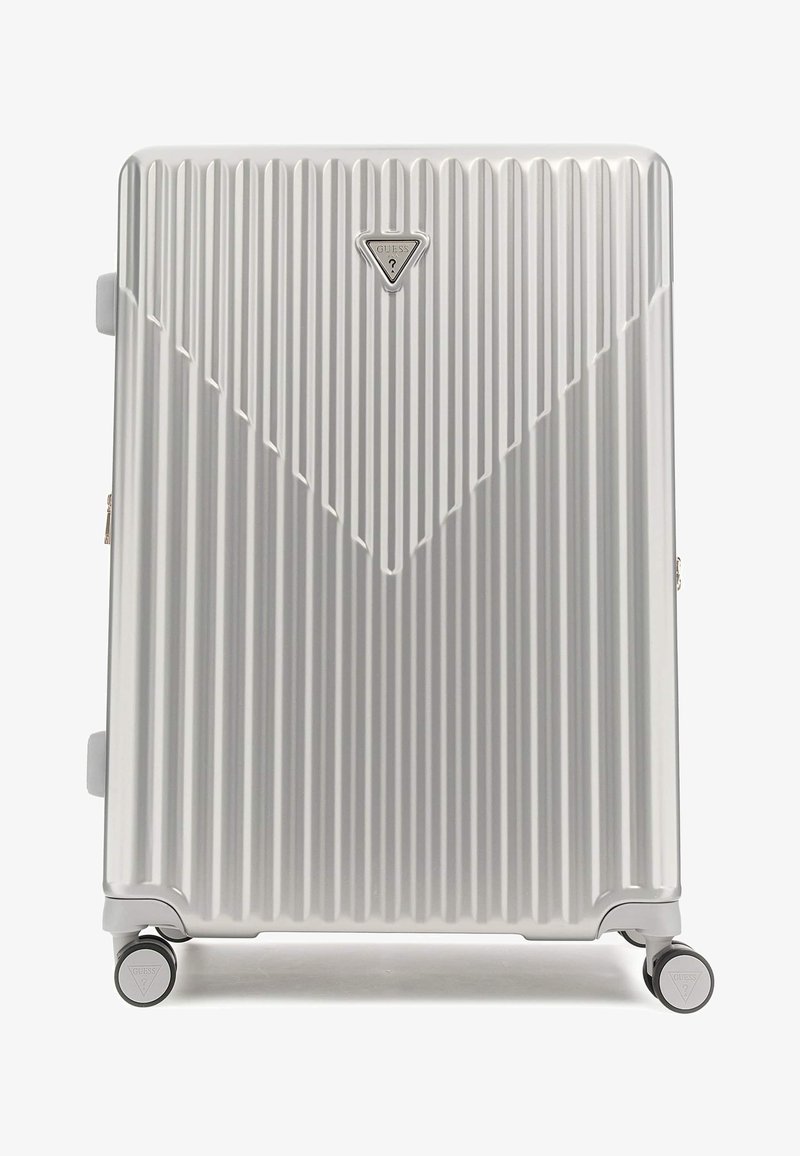 Valigia rigida argentata con design a righe verticali, logo del marchio ben visibile, due manici laterali e quattro ruote per la mobilità.