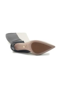 Zwart-witte spitse hak schoenen met een gladleren bovenwerk, contrasterende matte paneel en een gestructureerde rubberen zool.