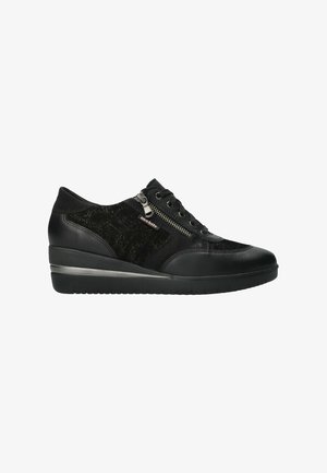 Baskets compensées pour femmes noires avec fermeture à lacets à l'avant, fermeture éclair latérale et panneaux texturés sur une semelle épaisse.