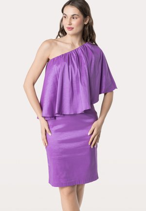 Lila Kleid mit einseitigem Design, einem schwingenden, capeförmigen Oberteil und einem taillierten Rock. Glatter, glänzender Stoff mit einem eleganten Finish.