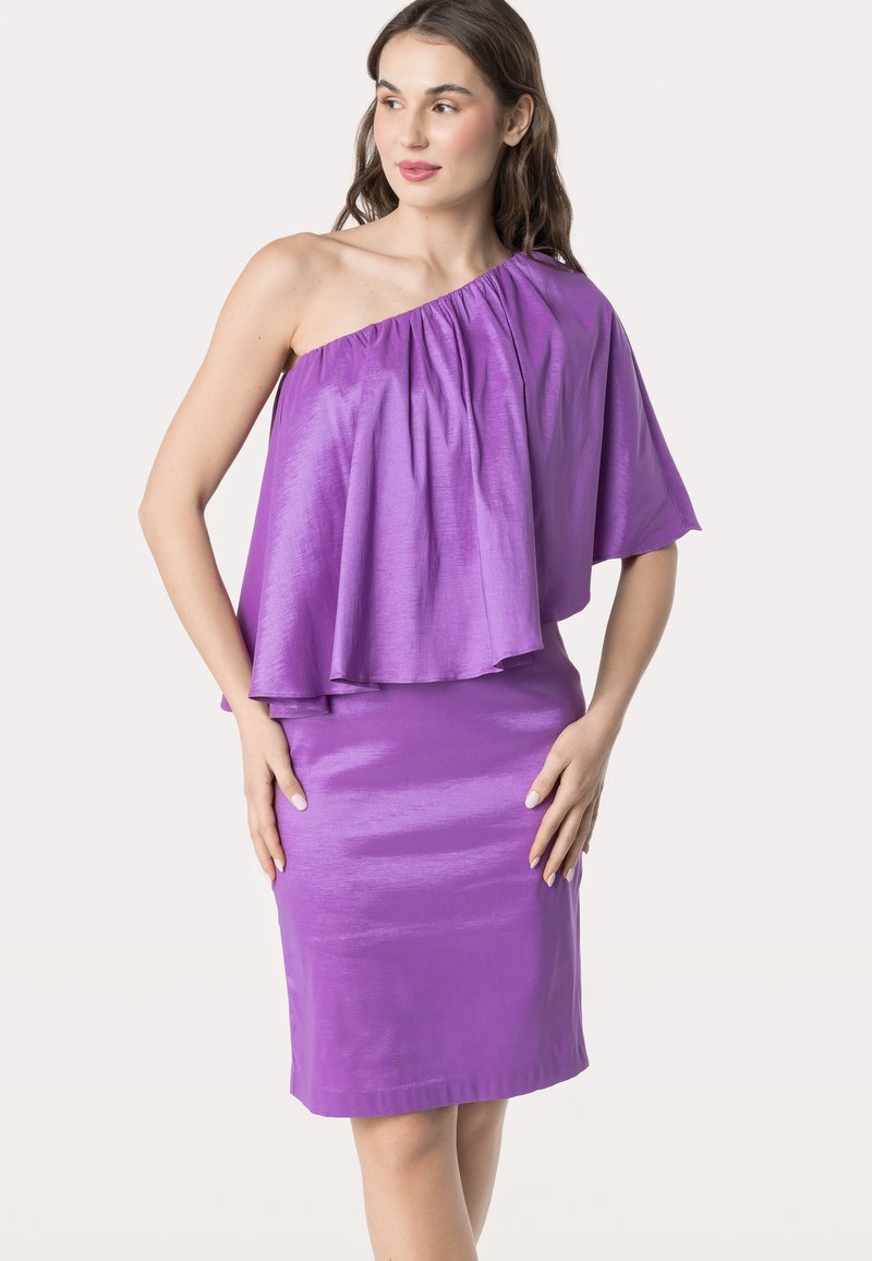 Paarse jurk met een asymmetrisch ontwerp, een vloeiende cape-achtige top en een strakke rok. Gladde, glanzende stof met een sleek afwerking.
