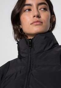 Weekday PROMIS SHORT PUFFER JACKET - Casaco de inverno - black