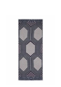 Tissu géométrique avec des motifs hexagonaux en bleu marine, gris et rose poudré. Fabriqué en tissu doux avec des lignes détaillées complexes et des bords frangés.