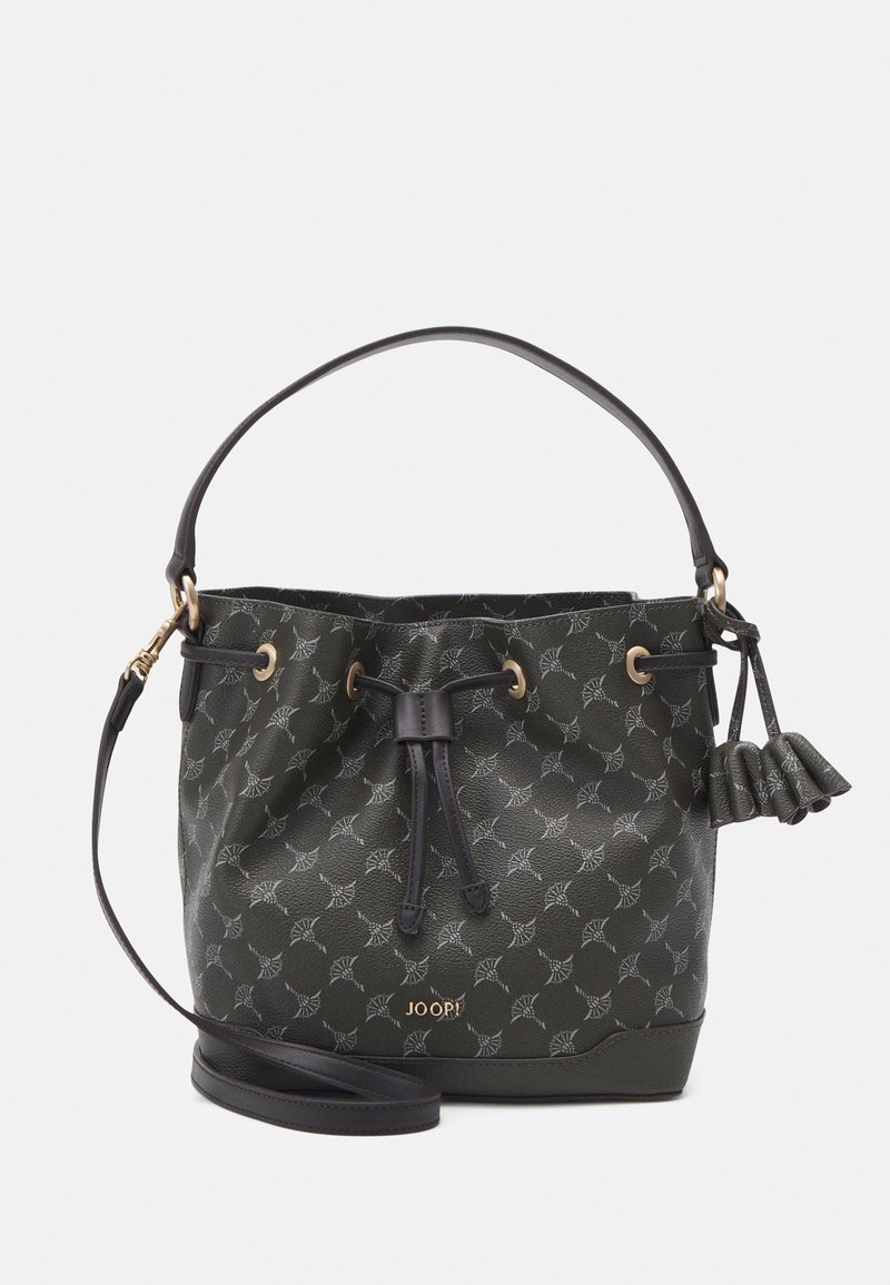 Sac seau noir à motifs avec fermeture à cordon, poignée supérieure, bandoulière amovible, détail pompon et logo doré "JOOP!" à la base.