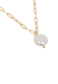 Gouden ketting met verlengde ovale schakels, versierd met een glanzende witte parel pendant en een klein gouden accentbolletje.